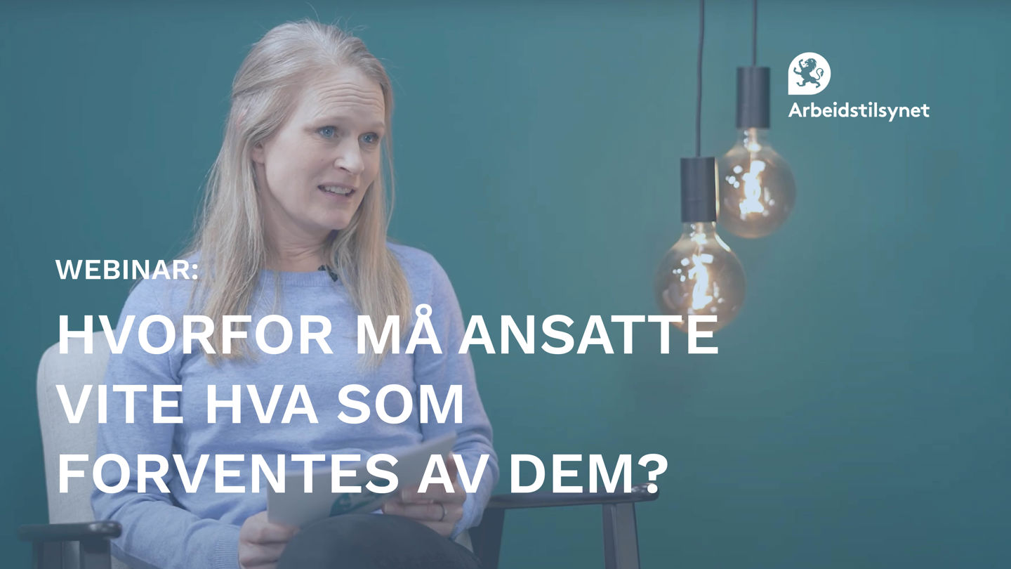 Bilde fra webinaret, av programleder Karin Scheel. Hun sitter i en stol og snakker med noen som vi ikke ser.
