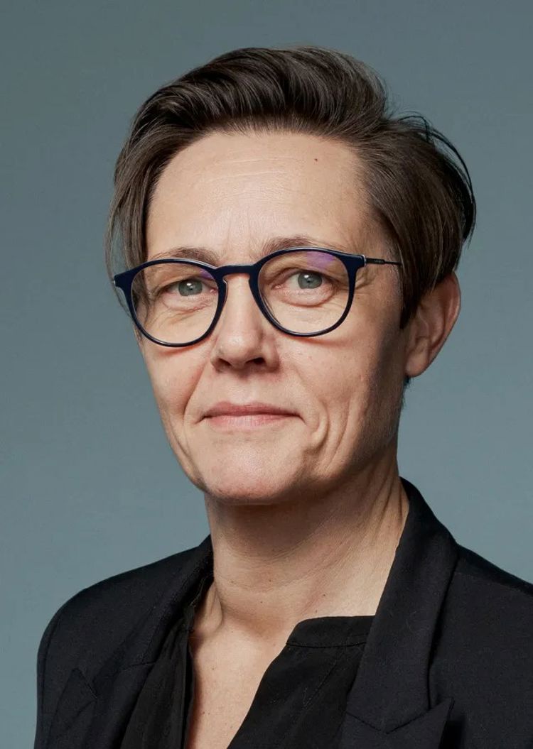 portrettfoto av kvinne med kort, brunt hår